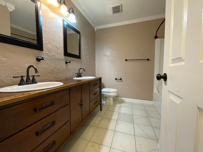 Foto del edificio - 200 Glen Bonnie Ln