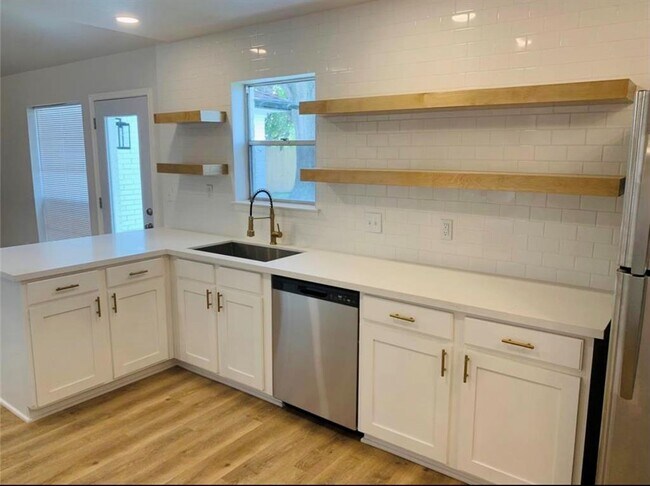 Foto del edificio - 7414 Redding Rd