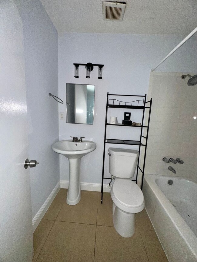 Building Photo - 2 Bed 2 Bath Apartment Near Downtown Fort Myers