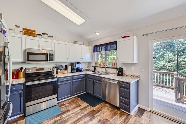 Foto del edificio - Evolve Real Estate: Fantastic Home with Large Yard Available for Move in on August 2nd