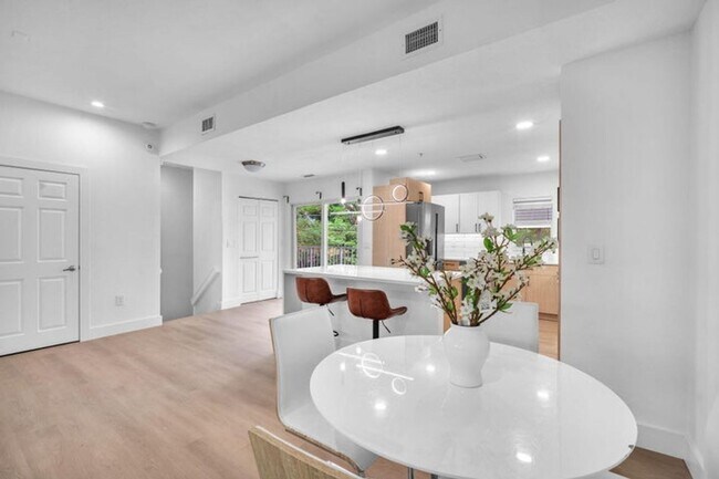 Foto del edificio - 477 NE 1st Street, Pompano Beach, FL 33060