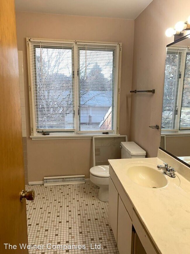 Building Photo - 3 br, 1.5 bath House - 2014 Bruce Dr.