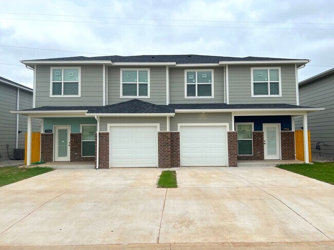 Building Photo - Contemporary gem with unique color blocks!