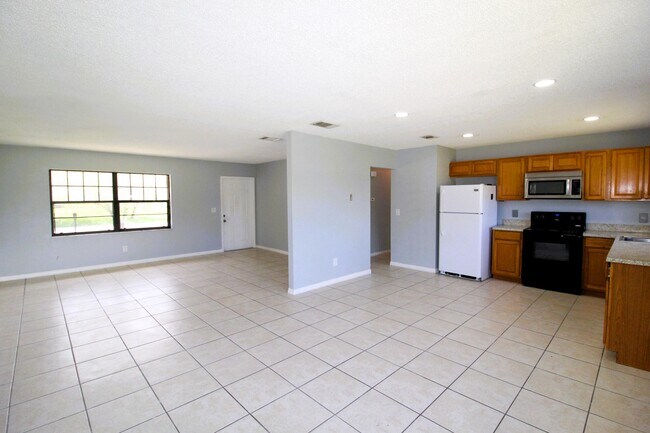 Building Photo - 2058 SE West Dunbrooke Cir