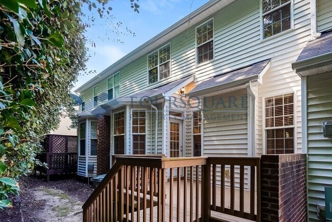 Building Photo - Spacious End-Unit 3-Bed Townhome with Back...
