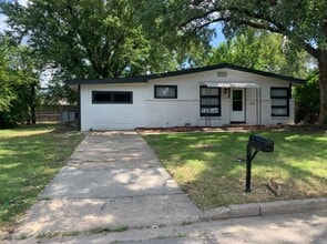 Building Photo - 6020 N E Pk Vw Dr