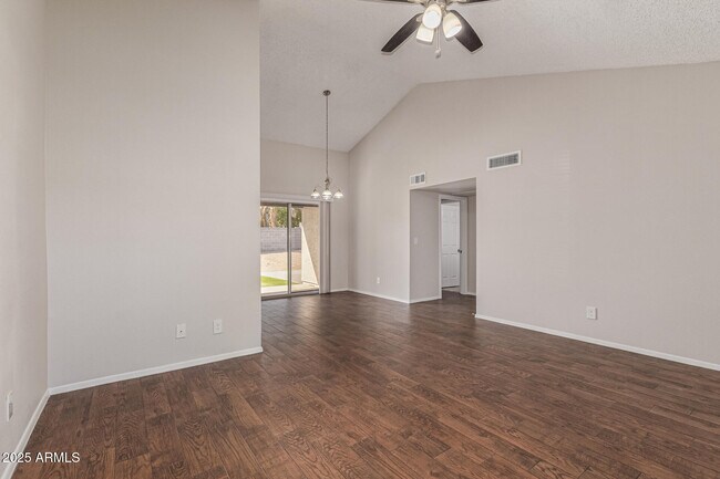 Building Photo - 950 E Wickieup Ln