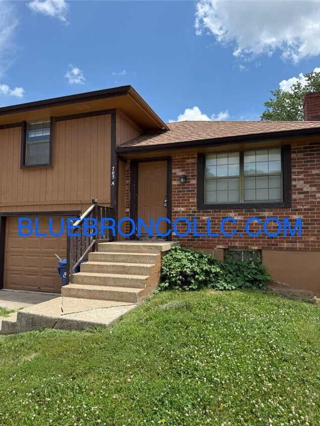 Foto principal - Spacious 3-Bed, 2-Bath Multi-Level Home in...