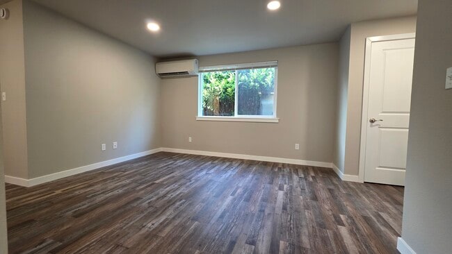 Building Photo - 1126 Sleater Kinney Rd SE