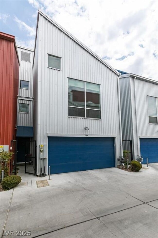Building Photo - Perfect downtown location in the heart of ...