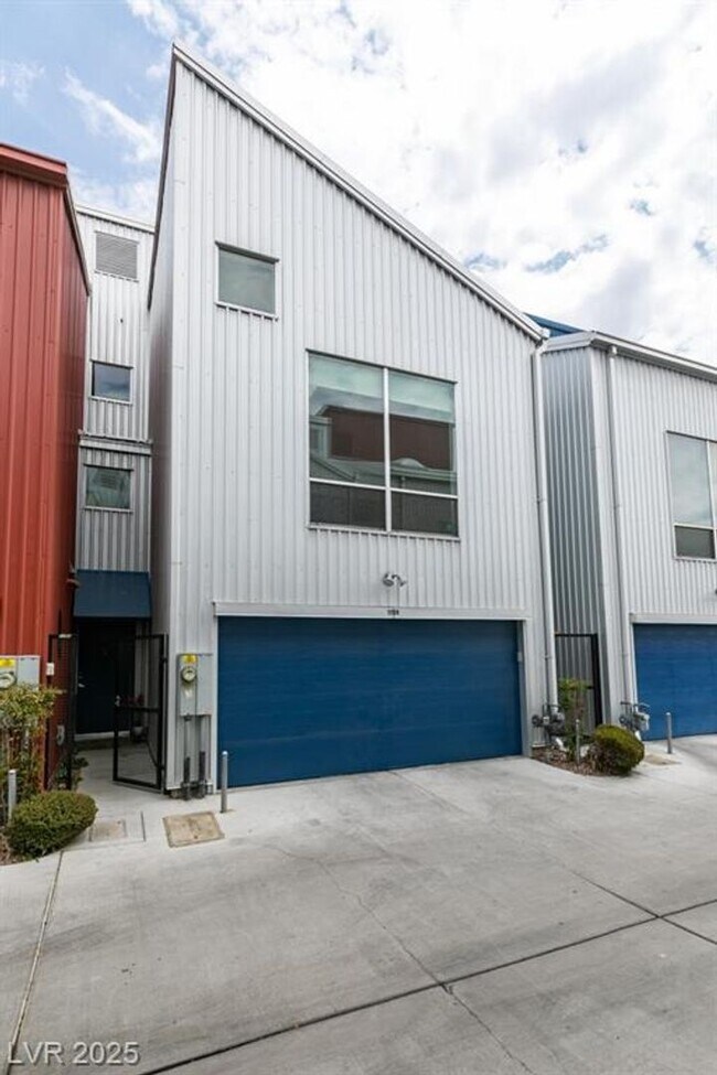 Foto del edificio - Perfect downtown location in the heart of ...