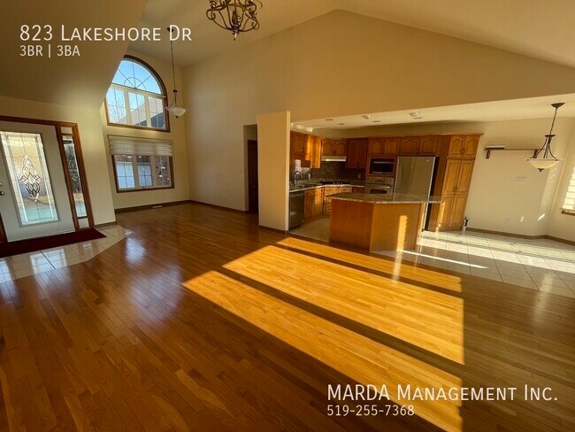 Photo du bâtiment - EXECUTIVE LAKEFRONT PROPERTY - 3 BED/3 BAT...