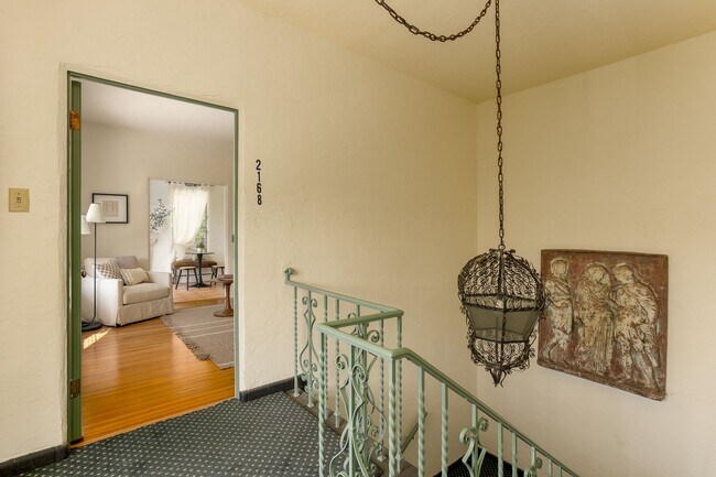 Foto del edificio - 2166 Beachwood Terrace