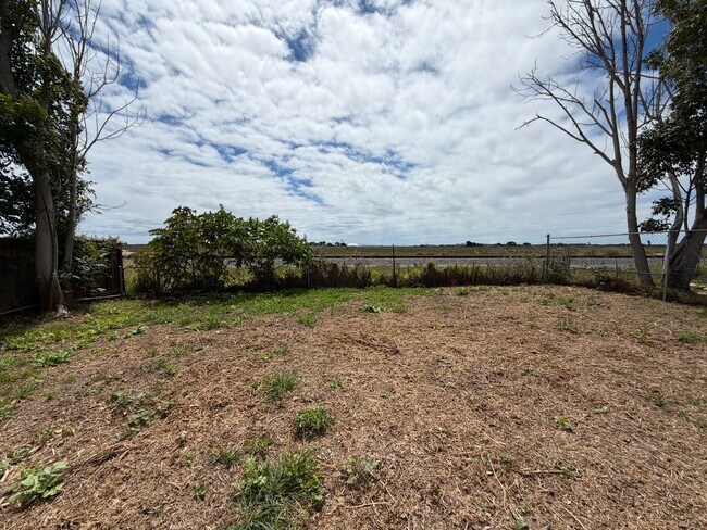 Building Photo - Coastal Living in Carpinteria