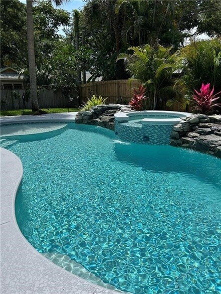 Foto del edificio - 912 Jasmine Ln