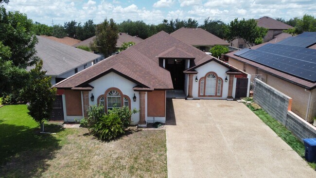 Foto del edificio - 3 Bed 3 Bath Home in the Laredo's Northside Primavera Subdivision! Available Now!
