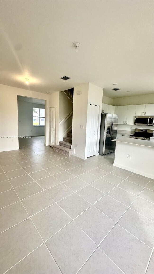 Foto del edificio - $2,300 2713 SE 26 Rd