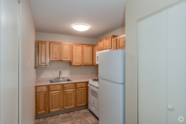 1BR, 1BA - 557SF - Kitchen - Oak Woods Apartments