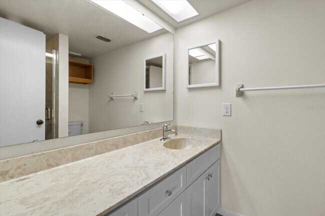 Foto del edificio - FULLY FURNISHED 2 BEDROOM, 2 BATH CONDO AVAILABLE NOW!