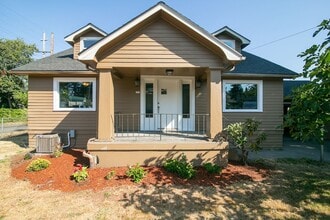 Building Photo - 131 N Russet St