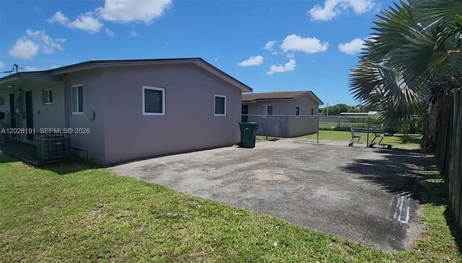 Foto del edificio - 877 NW 10th St