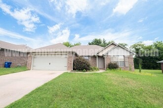 Building Photo - 2820 Longbow Ln