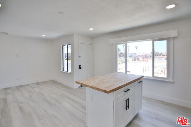Foto del edificio - 17165 Pacific Coast Hwy