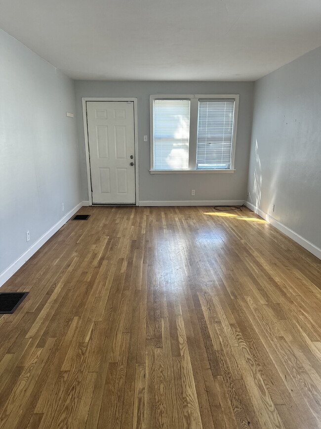 Building Photo - Lovely 2 Bedroom in St. Louis