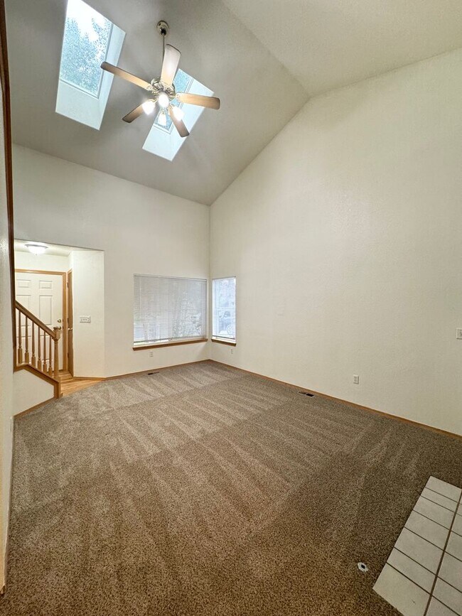Foto del edificio - Charming 3 Bed/2 Bath Home with Attached 2 Car Garage in Mariana Butte