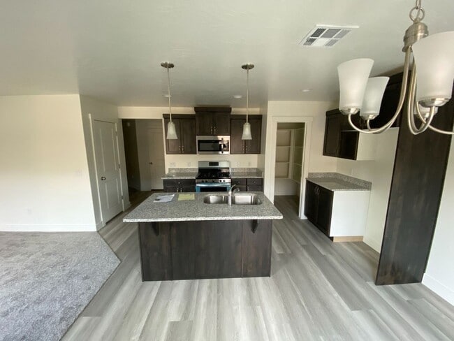 Foto del edificio - Modern Comfort Awaits – 4 Bed, 2.5 Bath To...