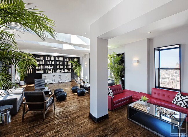 Foto del edificio - RENT STABILIZED STUDIO - 666 WEST END AVENUE