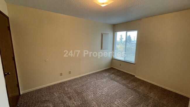 Foto del edificio - 2BD I 1BA Unit in Oregon City - ONE MONTH FREE!