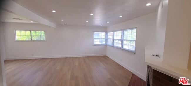 Building Photo - 6307 Tampa Ave