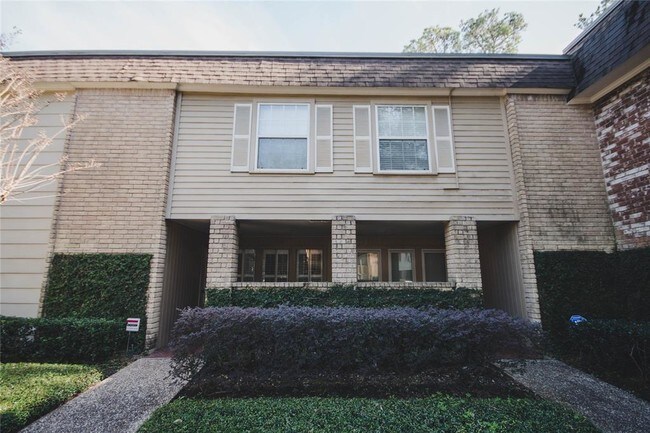 Building Photo - 8916 Chatsworth Dr