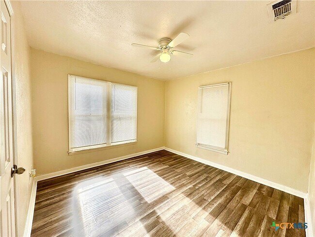 Foto del edificio - 719 Norris Ave