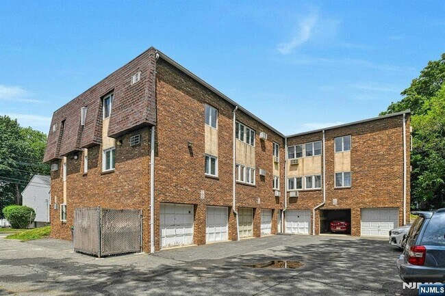 Building Photo - 31 Home Pl