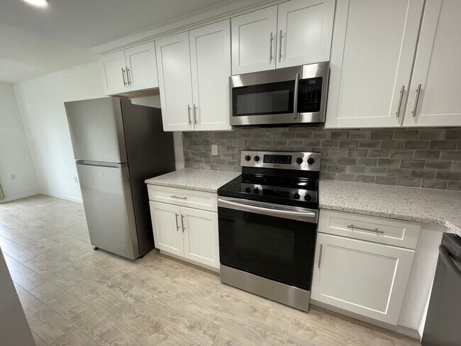 Foto del edificio - ANNUAL RENTAL - 2/2 CONDO IN ABBEY AT BERKSHIRE VILLAGE