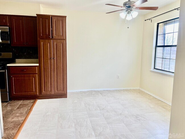 Building Photo - 512 Green Hollow Dr