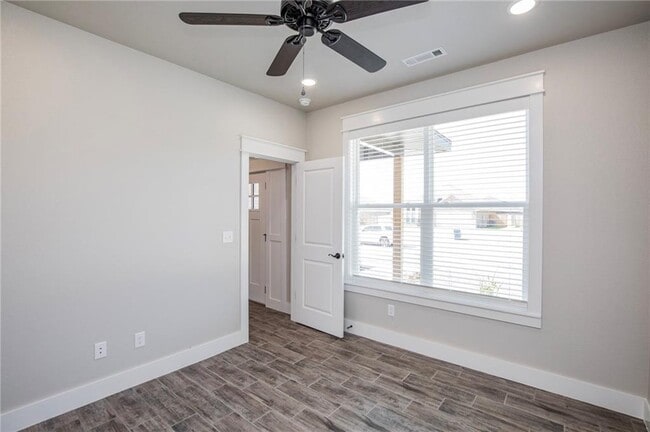 Building Photo - 104 White Oak St