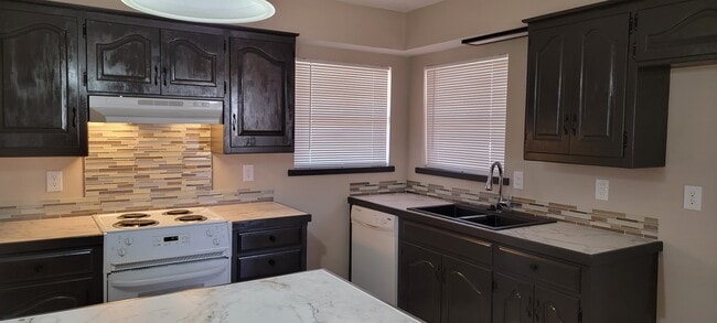 Building Photo - 1505 Sunset Dr