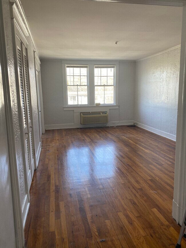 Building Photo - 3300 Prytania St