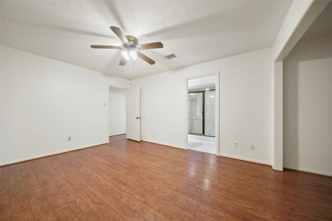 Building Photo - 523 S Rivershire Dr