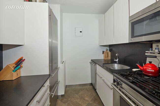 Building Photo - 301 E 79th St
