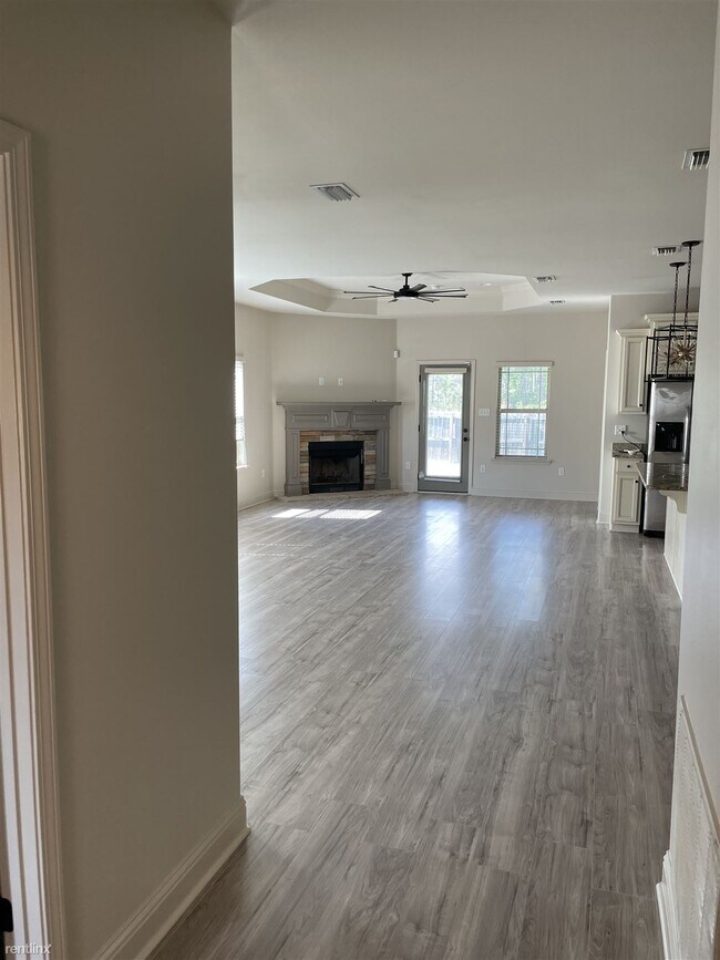 Building Photo - 4 br, 2 bath House - 119 Clear Springs Circle
