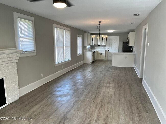 Foto del edificio - 2105 Gilmore St