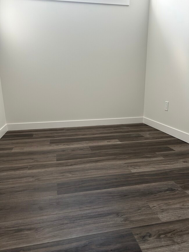 Room - 1211 16 Av NW