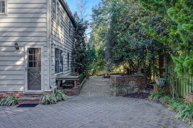 Foto del edificio - 148 Heritage Rd