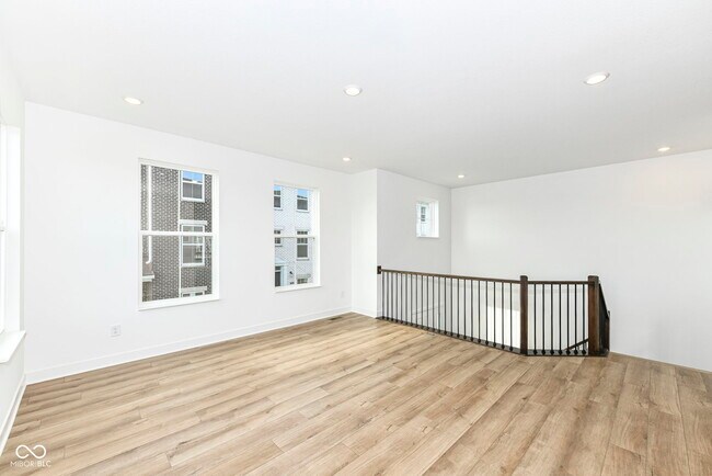 Foto del edificio - 9312 Clarendon Dr