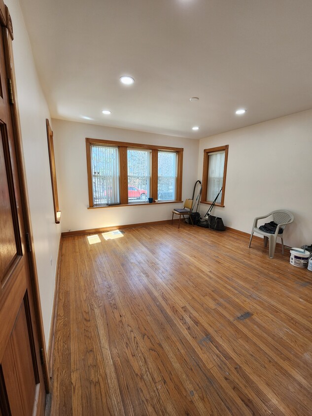 Living room - 4717 N Keating Ave