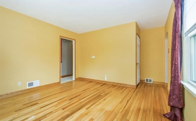 Building Photo - 3 Bedroom/1.5 Bathroom House - Available A...